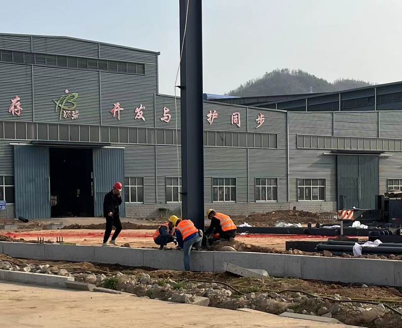 河南新利在线平台（中国）官网高端智能装备制造项目标准化厂房钢立柱完成吊装